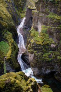 Vodopád v kaňone Fjaðrárgljúfur